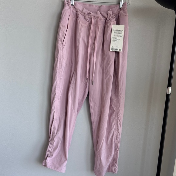 New Lululemon Dance Studio MR Crop *Lined 25” Size 10 Strawberry Milkshake - Picture 1 of 5